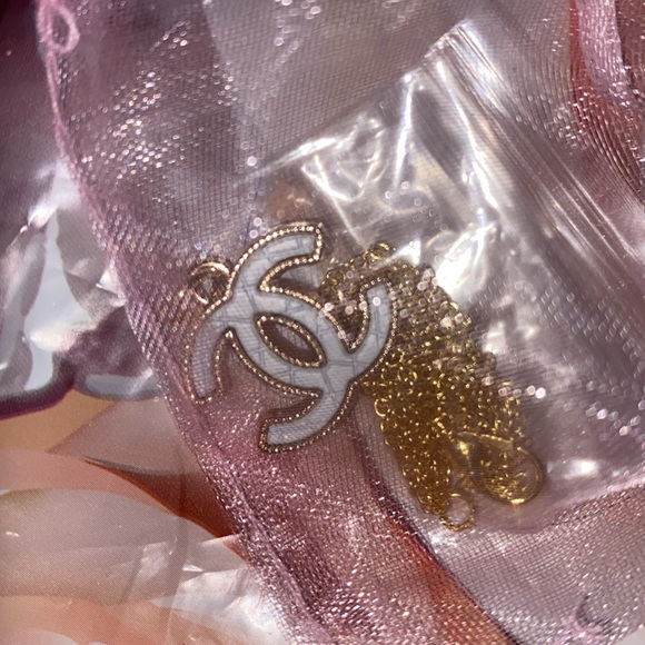 💯 Authentic CHANEL Gold and White Interlocking C charm - Picture 7 of 7